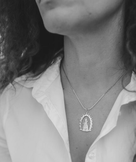 Medalla Virgen de Almuñécar en plata 925 con ráfaga y baño de rodio