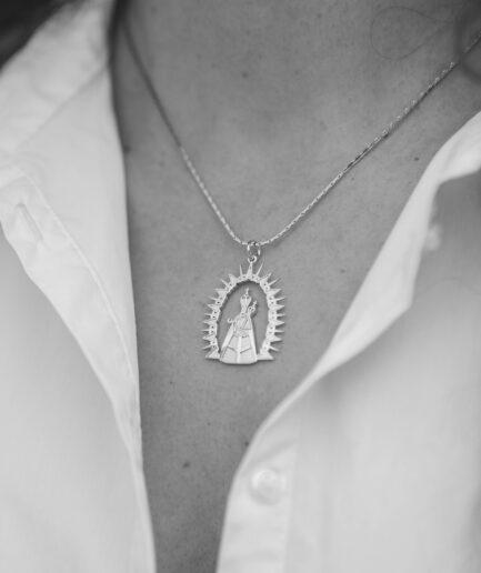 Medalla Virgen de Almuñécar en plata 925 con ráfaga y baño de rodio