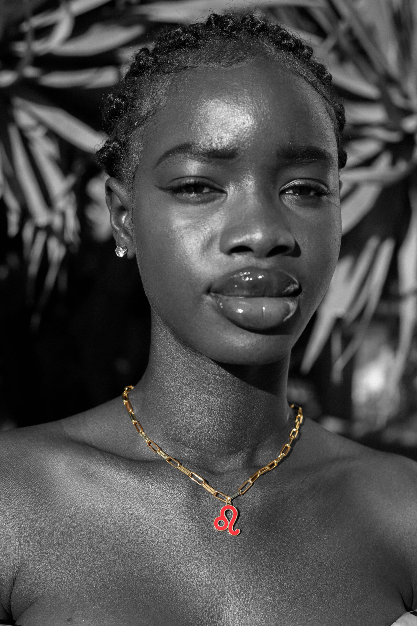 Medalla Leo chapada en oro 18k con esmalte rojo Medalla Leo chapada en oro 18k