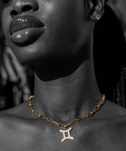 Medalla Géminis oro 18k con esmalte blanco