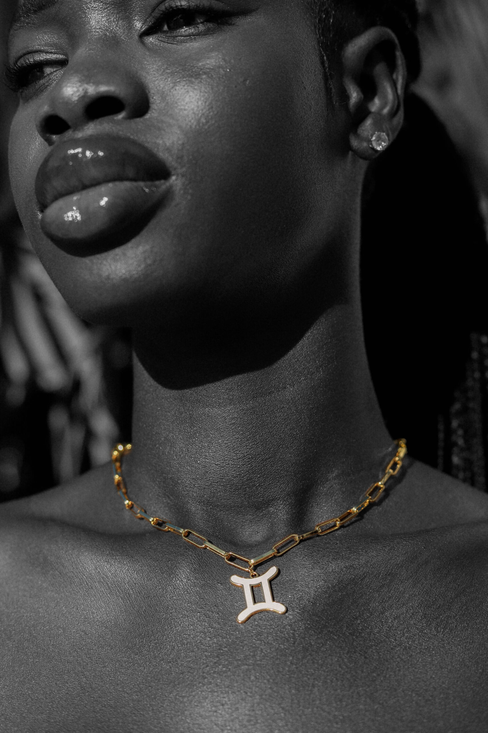 Medalla Géminis chapada en oro 18k con esmalte blanco Medalla Géminis chapada en oro 18k