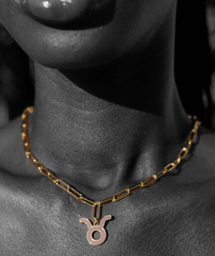 Medalla Tauro chapada en oro 18k con esmalte nude