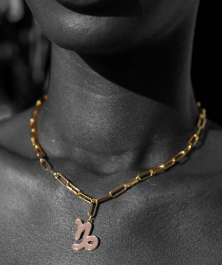 Medalla Capricornio oro 18k con esmalte nude