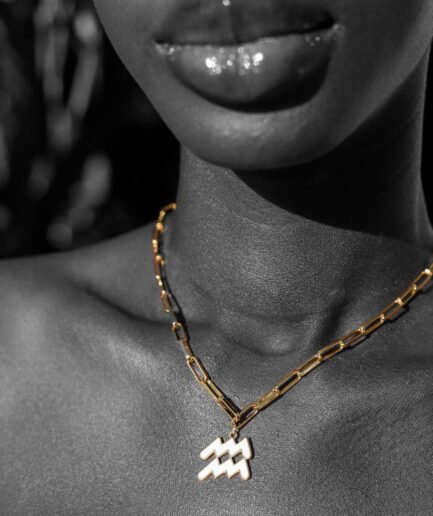 Medalla acuario oro 18k con esmalte blanco