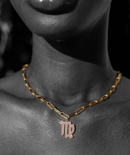 Medalla Virgo oro 18k con esmalte nude