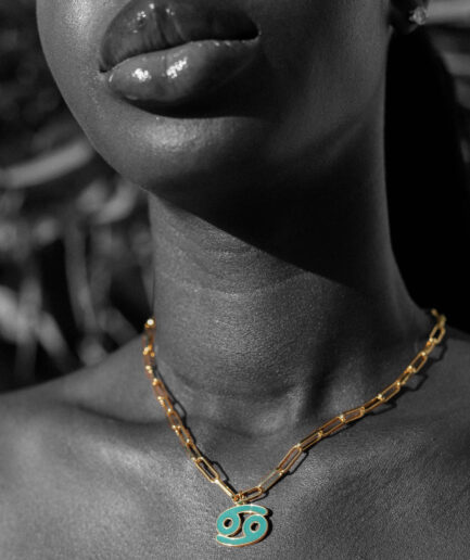 Medalla Cáncer oro 18k con esmalte verde