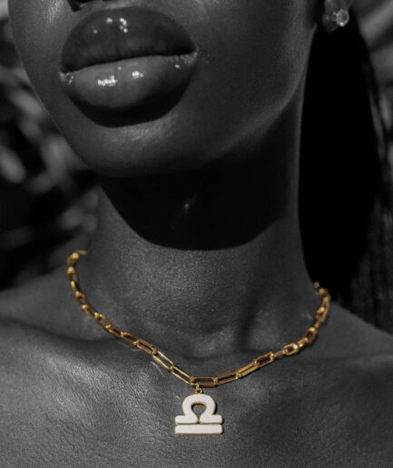 Medalla Libra oro 18k esmalte blanco