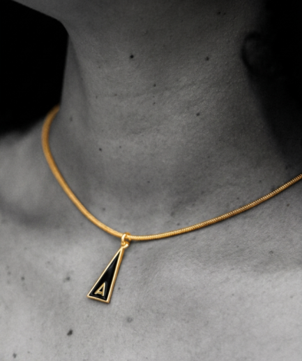 Medalla Inicial "A" de la Serie Triangular en latón con chapado en oro de 18K y esmalte negro.