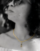 Collar Triangular con la Inicial "R" en oro de 18K | Essentia